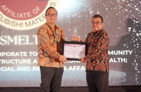 Bpk. Fuad sebagai Acting Assistant Section Manager of General Affairs PT Smelting menerima penghargaan yang diberikan oleh Wakil Bupati Gresik, dr. Asluchul Alif