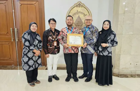 Group photo with Mrs. Sri Subaidah (Head of the Gresik Environmental Agency), Mr. Erika Silva (VP Governmental & External Affairs), Mr. Fadi Akhmad Yani (Regent of Gresik), Mr. Sapto Hadi Prayetno (Senior Manager, General Affairs), and Mrs. Any (Gresik Regency Environmental Agency).