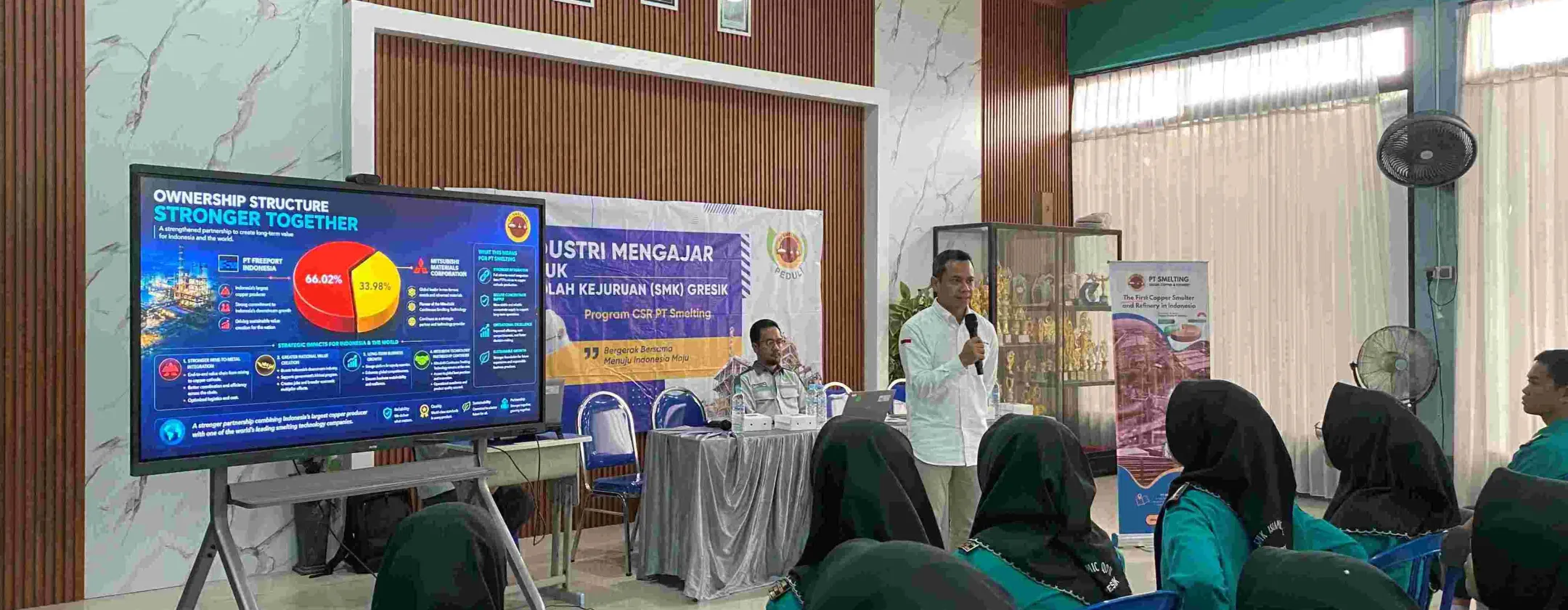 Ardiansyah Handika, Section Manager of Technical External Relations PT Smelting, opened the event with a presentation introducing PT Smelting as Indonesia’s first copper smelting company.