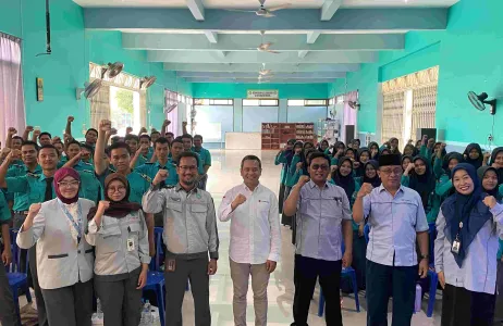 Photo of PT Smelting guest teachers and students at SMK Islamic Qon Gresik.