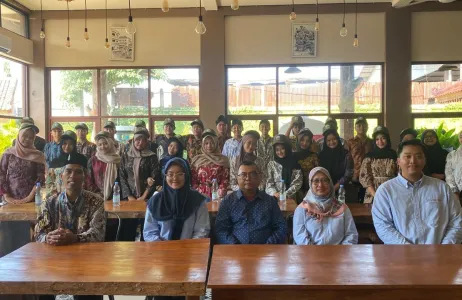 Photo of the Resilient Students and their mentors with representatives from PT Smelting.