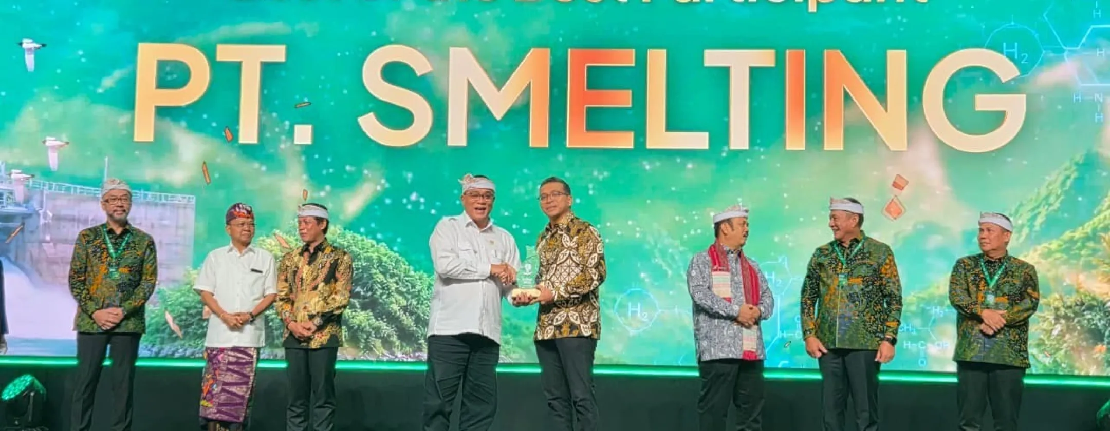 7 Awards in Environmental and Social Innovation accepted by The PT Smelting PROPER Team, namely Erika Silva (VP of External Affairs), Ardiansyah H (Section Manager of Technical External Relations), Arinal Haq (General Affairs), Arief K. Djaelan (Environment), Aprilia Anggasari (Refinery), and M. Saifuddin (Smelter).