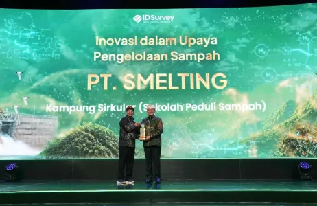 PT Smelting wins the “Kampung Sirkular” category for Innovation in Waste Management, an award presented by Sandry Pasambun, President Director of PT SUCOFINDO, and accepted by Erika Silva, Vice President of External Affairs at PT Smelting.