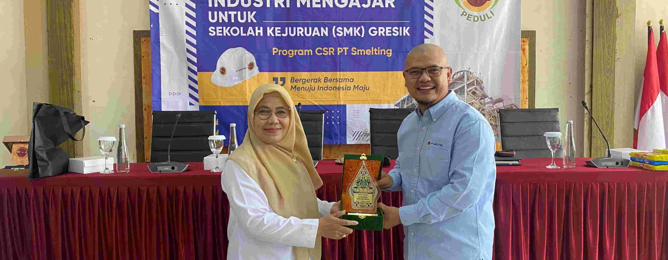 Appreciation for the Industry Teaching Program was given by Darwati S.Pd., S.ST., M.Si., Principal of SMK N 1 Cerme to Erika Silva, Vice President of External Affairs of PT Smelting.