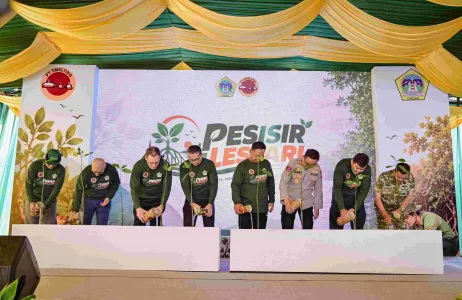 The Board of Directors and management of PT Smelting, together with the Gresik Regency government, poured water into a pot as a symbol of life and the preservation of the coastal environment.